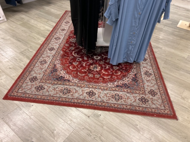 1410855-6 Butiksinredning - Möbler, mattor, kassadisk, m.m.