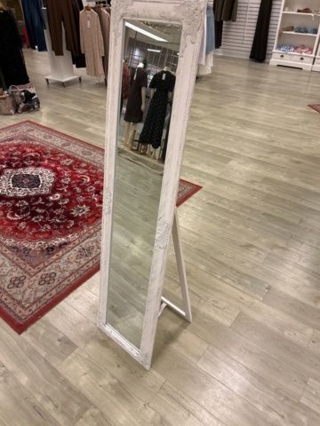 1410855-7 Butiksinredning - Möbler, mattor, kassadisk, m.m.