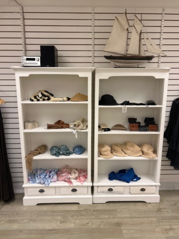 1410855-8 Butiksinredning - Möbler, mattor, kassadisk, m.m.