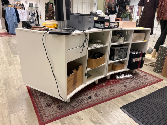 1410855-13 Butiksinredning - Möbler, mattor, kassadisk, m.m.