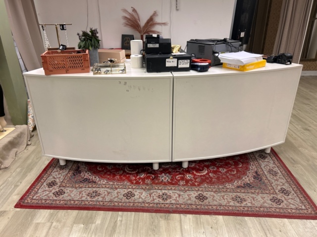 1410855-14 Butiksinredning - Möbler, mattor, kassadisk, m.m.