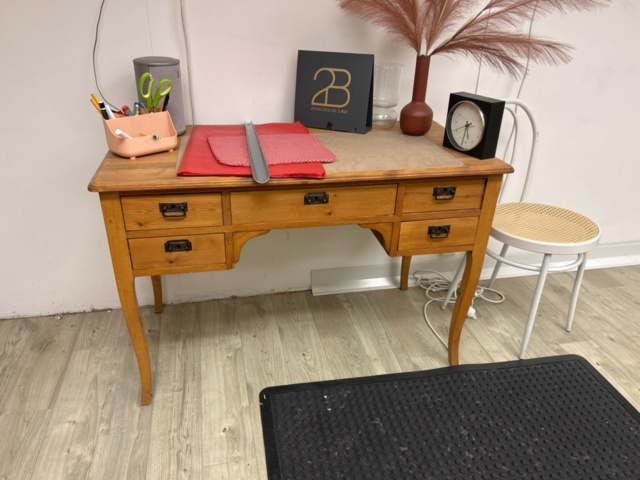 1410855-15 Butiksinredning - Möbler, mattor, kassadisk, m.m.