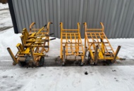 918934 Samling med tegelkärror och tegelkapar