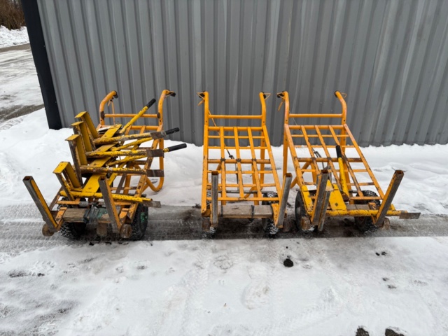 918934-1 Samling med tegelkärror och tegelkapar