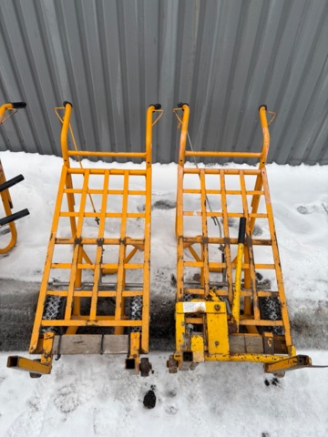 918934-2 Samling med tegelkärror och tegelkapar