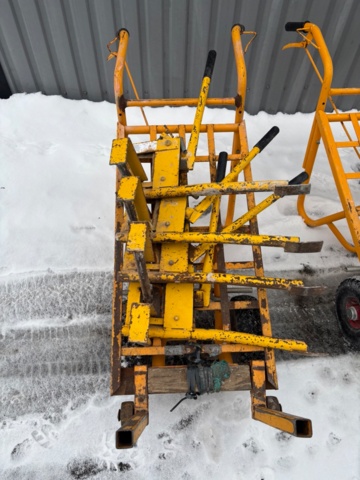 918934-3 Samling med tegelkärror och tegelkapar