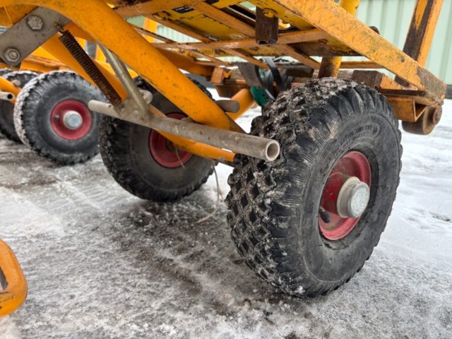 918934-4 Samling med tegelkärror och tegelkapar