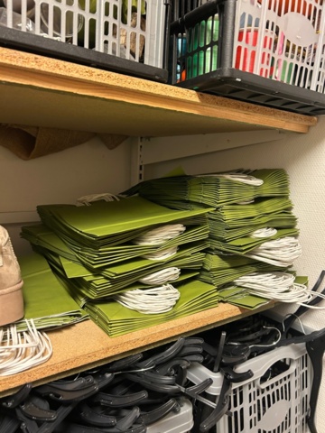 1410857-14 Samling med diverse lager- och butikstillbehör