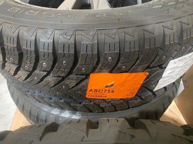 1470546-3 Vinterhjul 4 st med dubbdäck på aluminiumfälg - Nokian Hakkapeliitta 10 SUV 235/55 R18