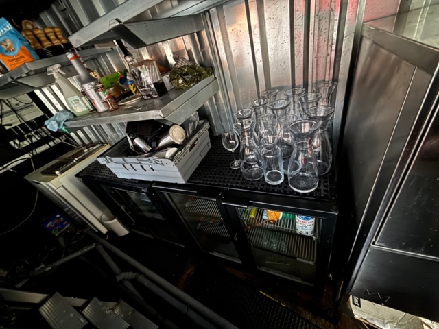 1468990-10 Barcontainer från Foco med invändig utrustning