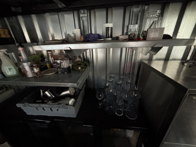 1468990-11 Barcontainer från Foco med invändig utrustning