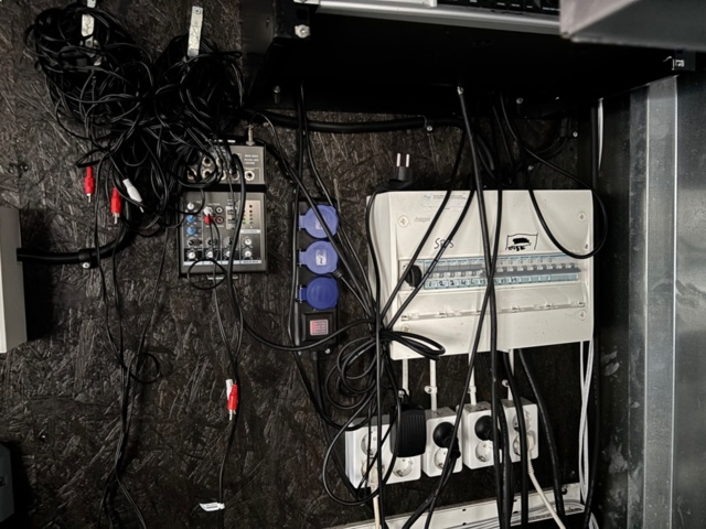 1468990-18 Barcontainer från Foco med invändig utrustning