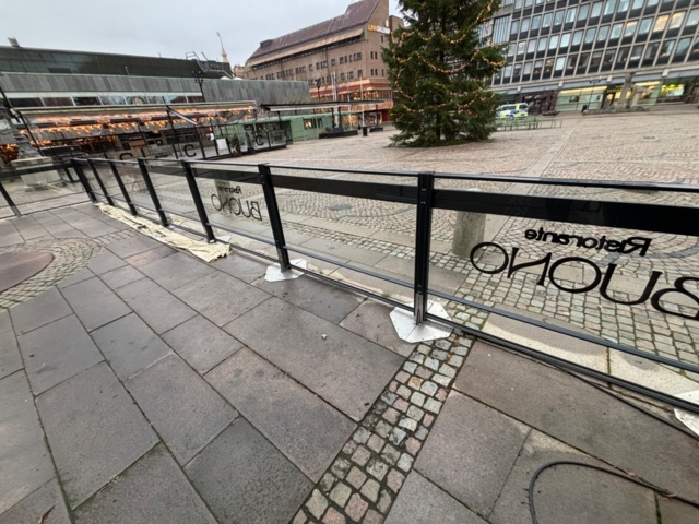 1468991-4 Glasade vindskyddspaneler (höj-/sänkbara) x18 sektioner - Svalson