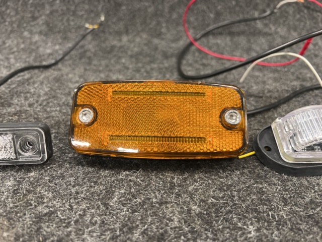 1468745-5 Positionsljus och sidomarkeringar