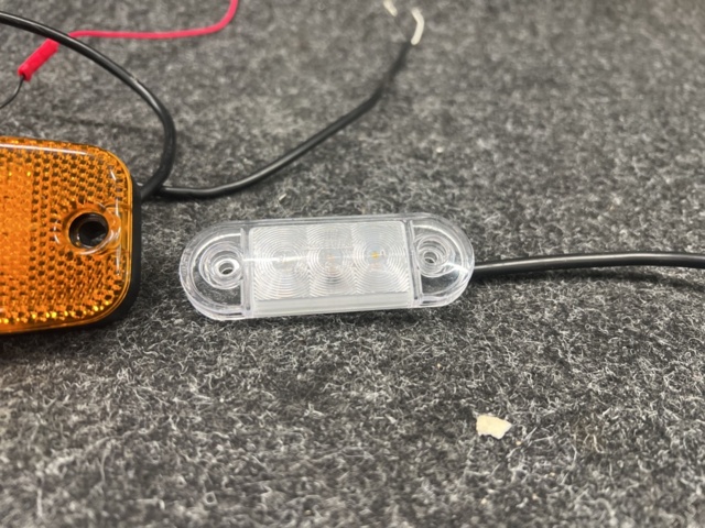 1468745-6 Positionsljus och sidomarkeringar