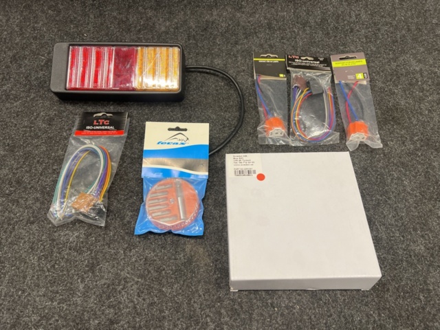 1468752-1 Assortment of additional lighting accessories