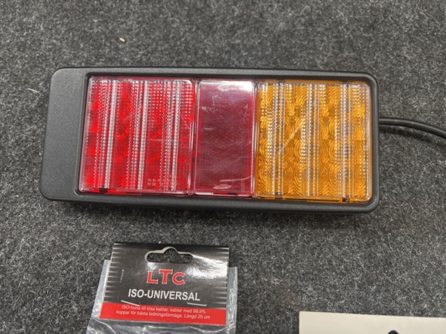 1468752-2 Assortment of additional lighting accessories