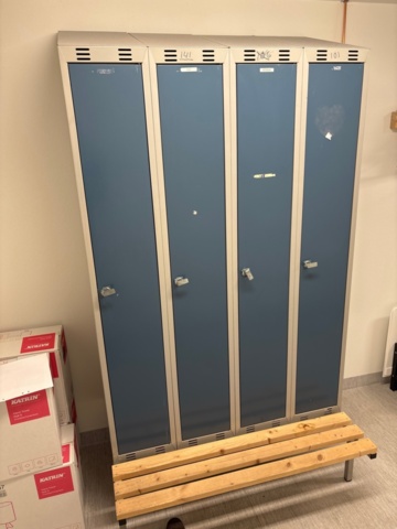 1410874-1 Omklädningsskåp 2 st med sittbänkar