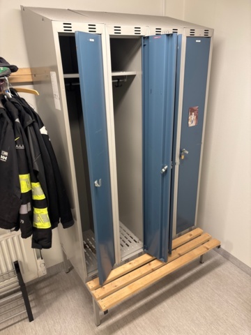 1410874-2 Omklädningsskåp 2 st med sittbänkar