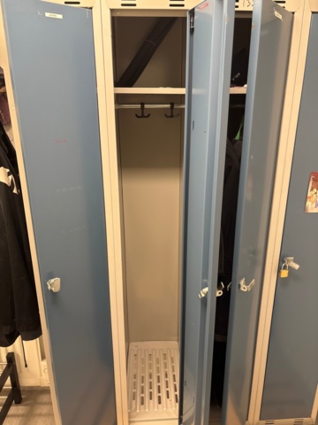 1410874-3 Omklädningsskåp 2 st med sittbänkar