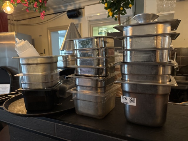 1469001-6 Stort parti med diverse köksredskap och utrustning