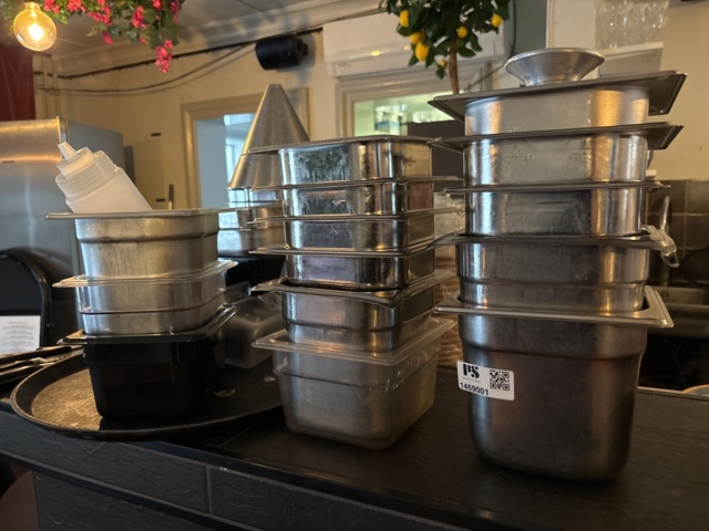 1469001-14 Stort parti med diverse köksredskap och utrustning