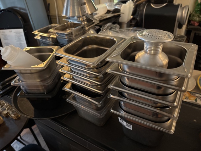 1469001-7 Stort parti med diverse köksredskap och utrustning