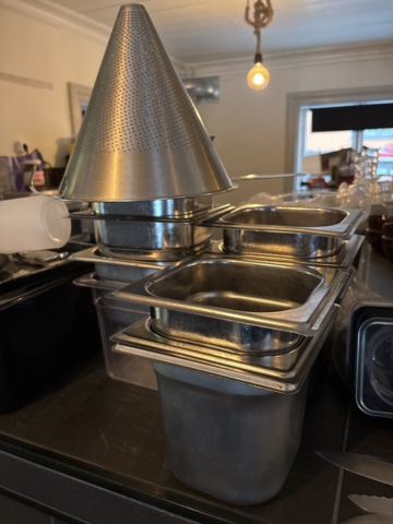 1469001-10 Stort parti med diverse köksredskap och utrustning