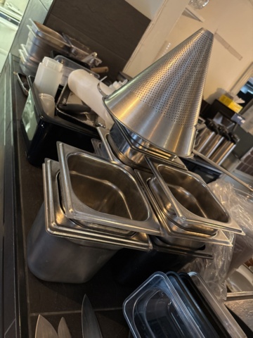 1469001-11 Stort parti med diverse köksredskap och utrustning