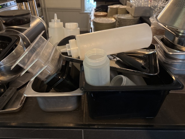 1469001-12 Stort parti med diverse köksredskap och utrustning