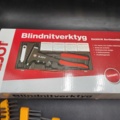 1465839-7 Handverktyg, 11 st, blindnitverktyg, stålborstar, hammare, sidhandtag