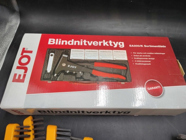 1465839-7 Handverktyg, 11 st, blindnitverktyg, stålborstar, hammare, sidhandtag