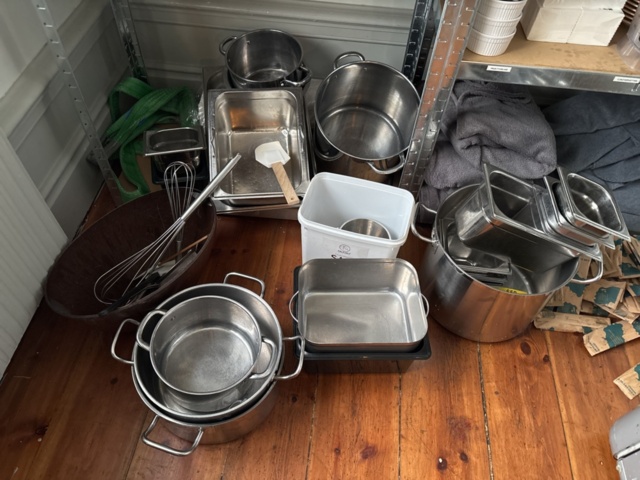 1469001-15 Stort parti med diverse köksredskap och utrustning