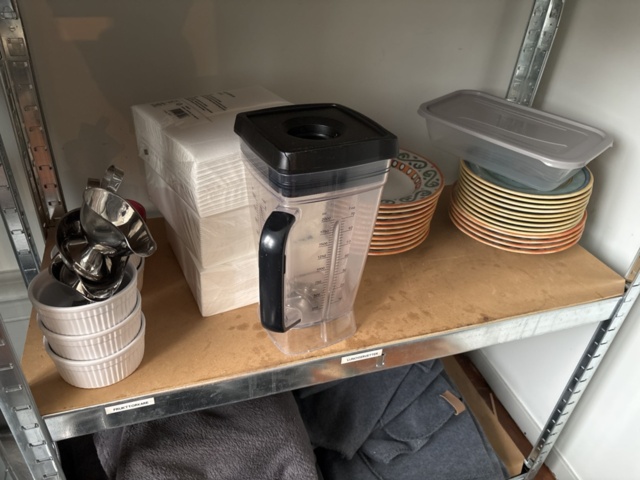 1469001-21 Stort parti med diverse köksredskap och utrustning