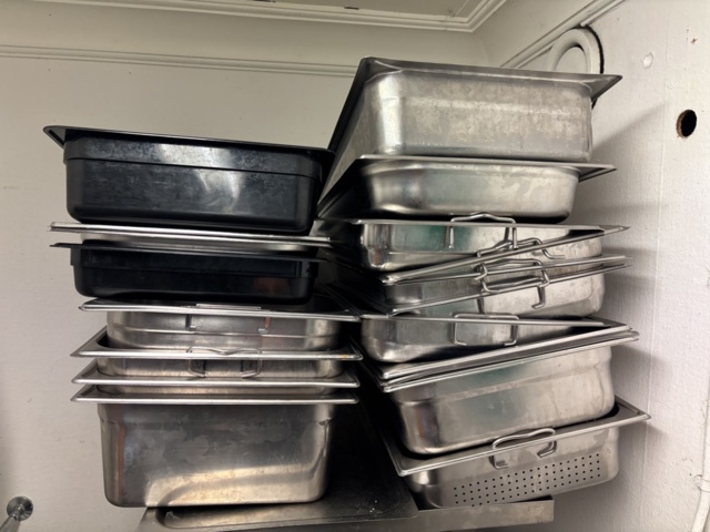 1469001-25 Stort parti med diverse köksredskap och utrustning