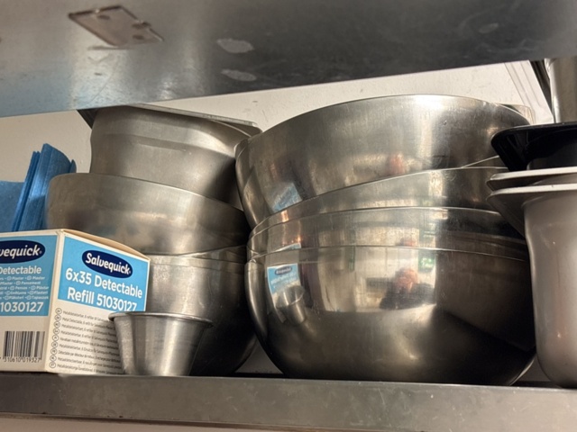 1469001-28 Stort parti med diverse köksredskap och utrustning