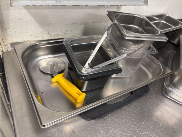 1469001-33 Stort parti med diverse köksredskap och utrustning