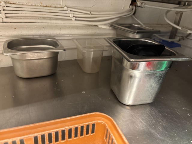 1469001-41 Stort parti med diverse köksredskap och utrustning