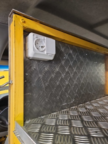 1444831-23 Crane truck - Volkswagen Crafter Chassis Double Cab 50 2.5 BlueTDI CR Manual, 163hp -2010