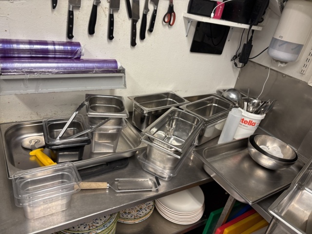 1469001-5 Stort parti med diverse köksredskap och utrustning