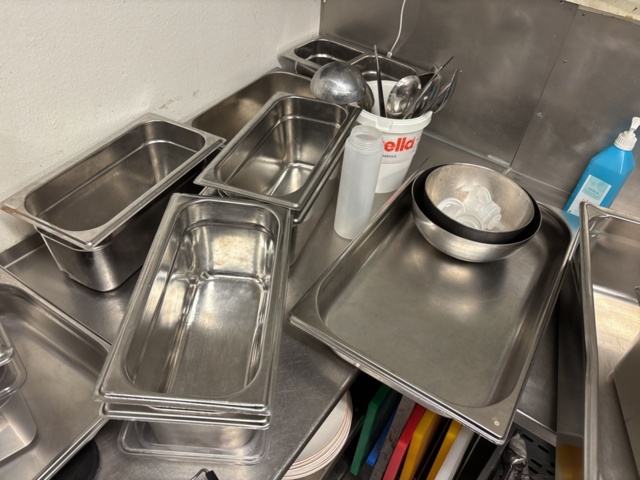 1469001-39 Stort parti med diverse köksredskap och utrustning