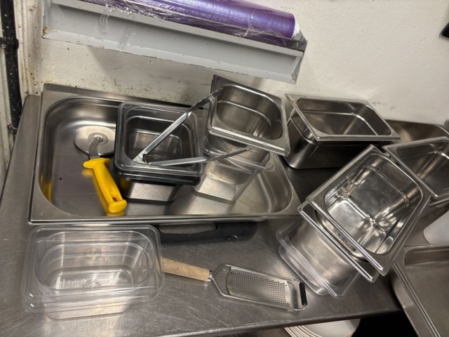 1469001-38 Stort parti med diverse köksredskap och utrustning