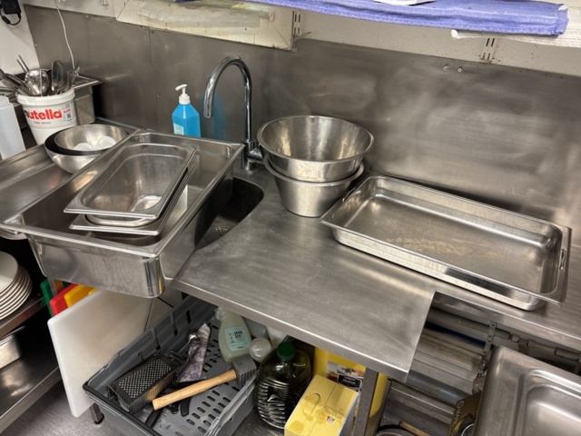 1469001-40 Stort parti med diverse köksredskap och utrustning