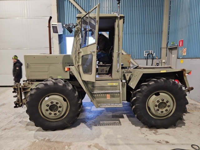 1444834-4 Traktor med plogfäste - Mercedes Benz MB-Trac 800 -1980