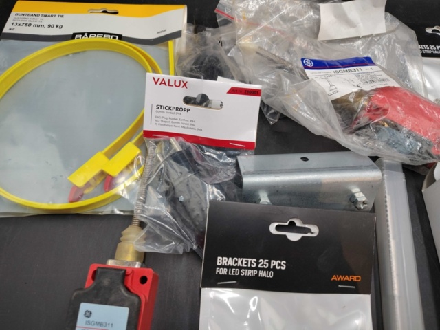 1465846-2 Blandat elmaterial, parti – kopplingsdetaljer, brytare, buntband, borr