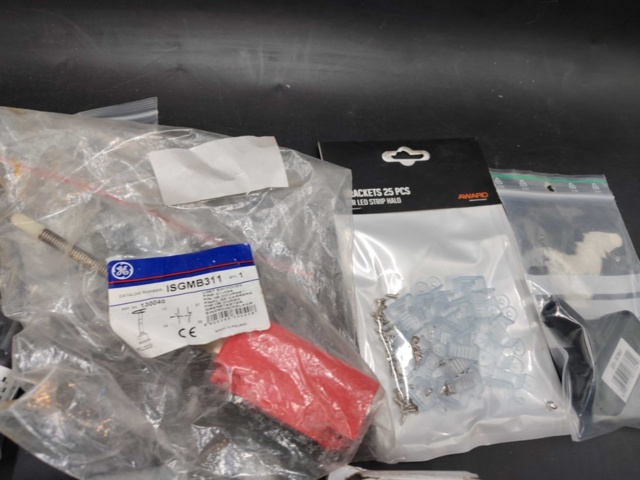 1465846-3 Blandat elmaterial, parti – kopplingsdetaljer, brytare, buntband, borr