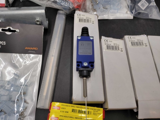 1465846-10 Blandat elmaterial, parti – kopplingsdetaljer, brytare, buntband, borr