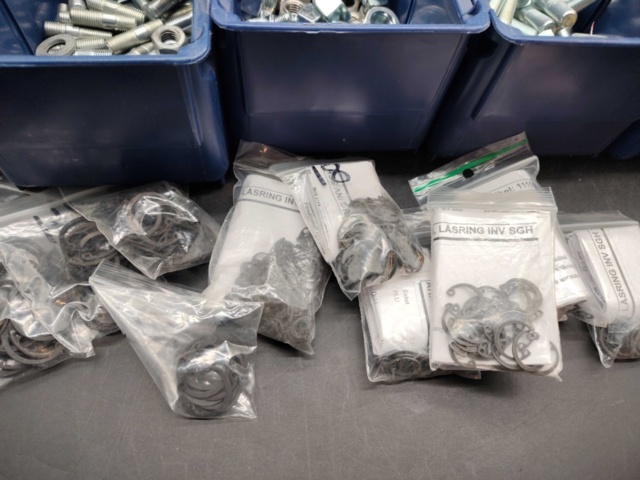 1471016-2 Fästelement, parti – bultar, muttrar, brickor, låsringar