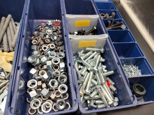 1471016-3 Fästelement, parti – bultar, muttrar, brickor, låsringar