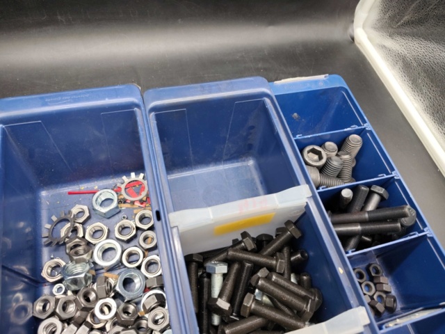 1471016-5 Fästelement, parti – bultar, muttrar, brickor, låsringar